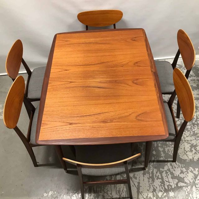 Restaurert spisebord med stoler