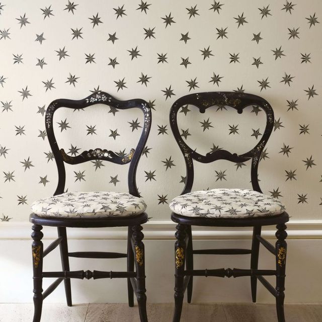 2 stoler foran en vegg