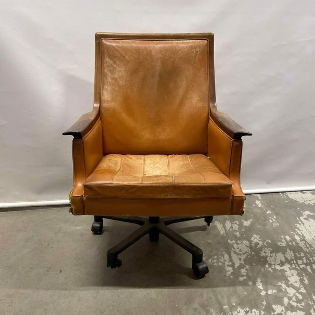 Torbjørn Afdal Minerva kontor stol før restaurering - ekte møbelskinn