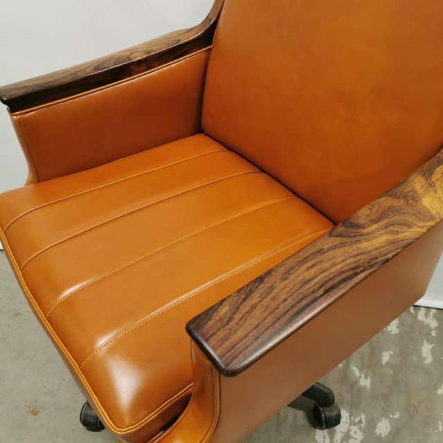 Torbjørn Afdal Minerva kontor stol etter restaurering - ekte møbelskinn